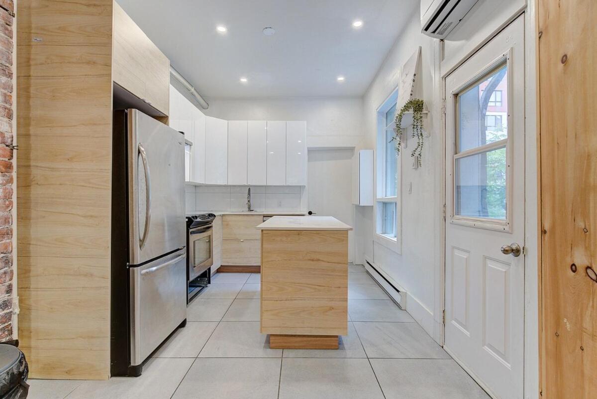 Spacious 3 Bedrooms In Dt Apartment *