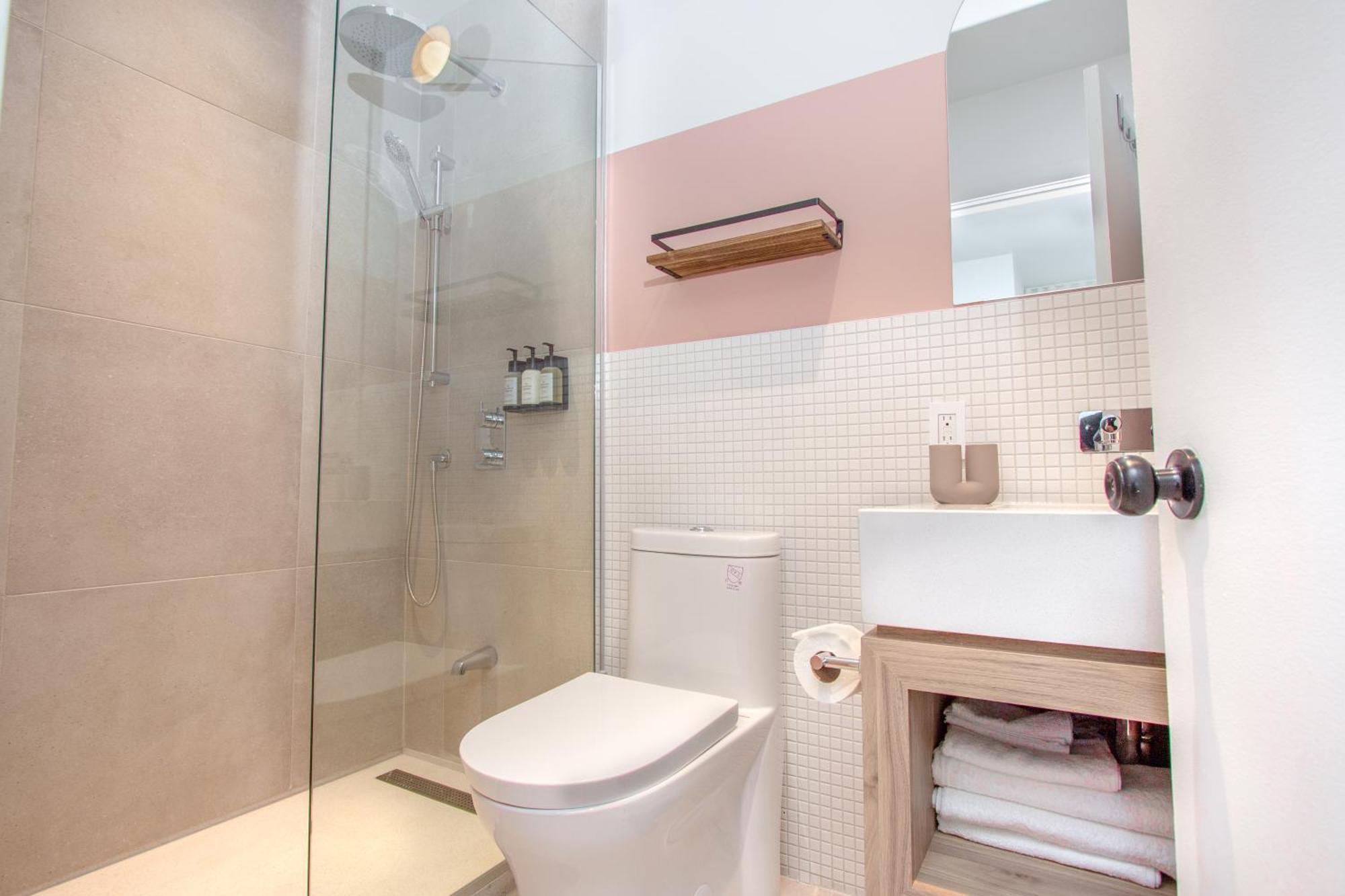 #16 - Self Check-in - Plateau - St-denis Apartment