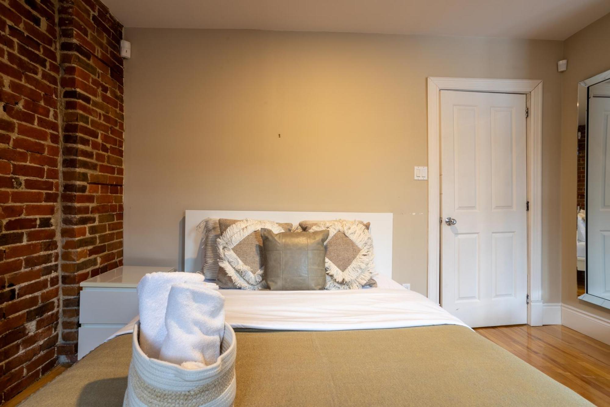 Downtown Retreat With Modern Comfort Zf6 Montreal