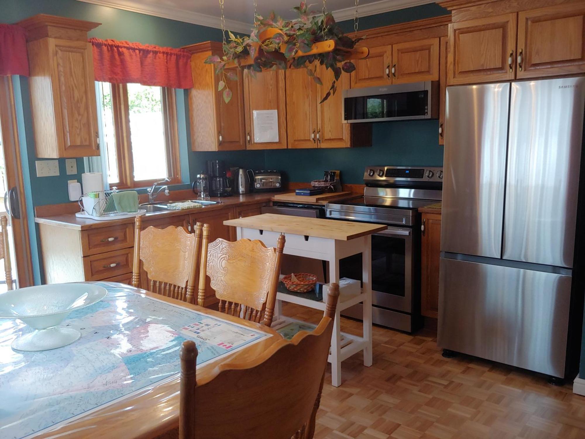 3 Bedrooms 3 Beds Near Metro -2 Parking Free Apartment *