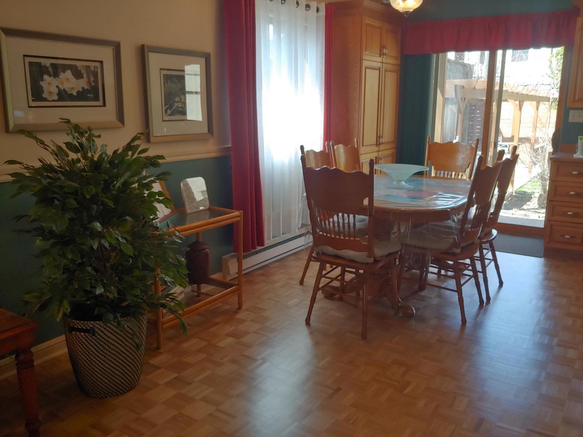 Apartment 3 Bedrooms 3 Beds Near Metro -2 Parking Free Montreal