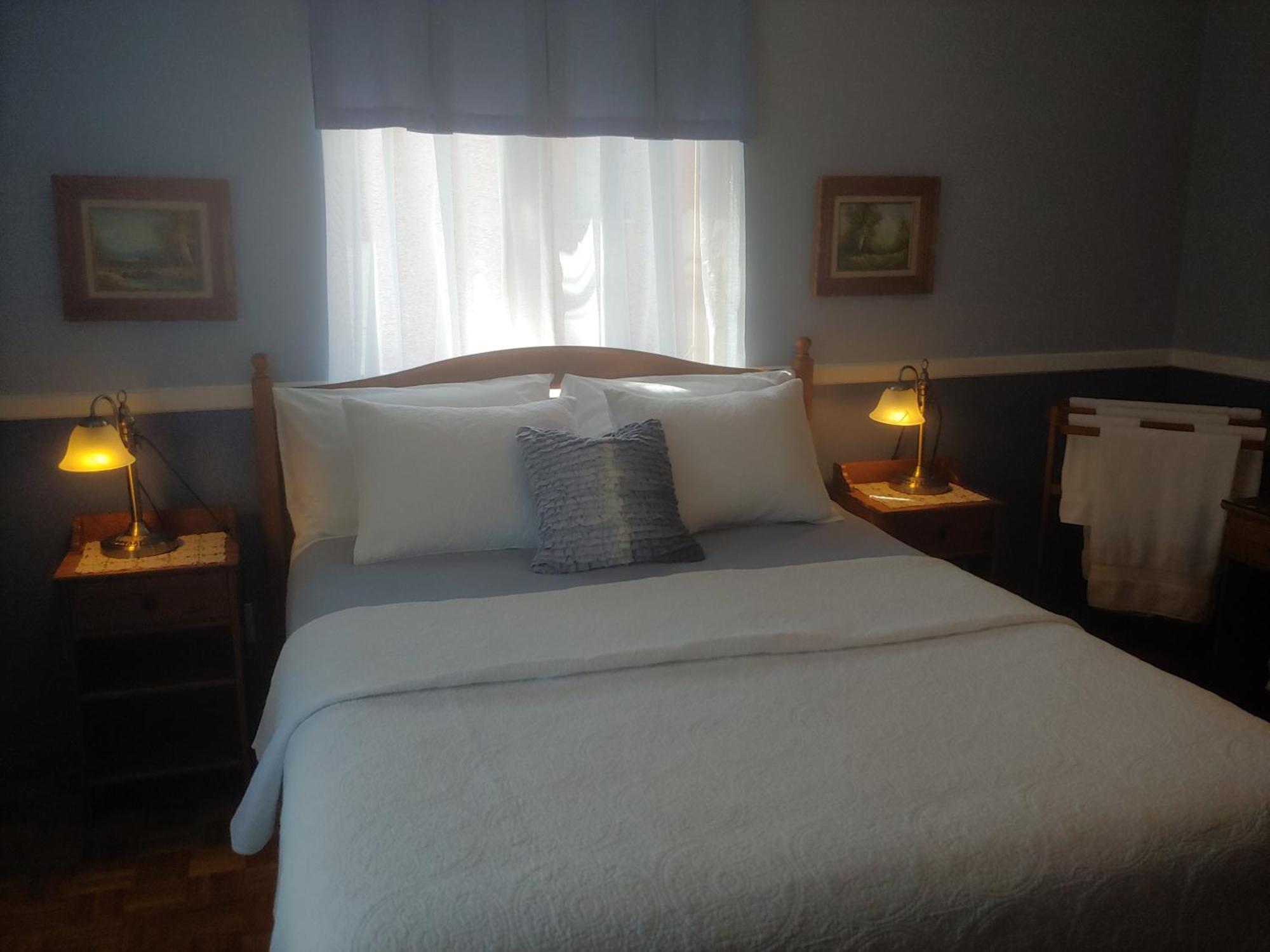 3 Bedrooms 3 Beds Near Metro -2 Parking Free Apartment *