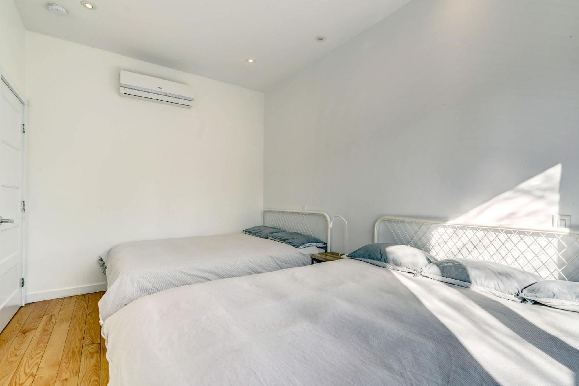 Spacious Group Haven Near Trendy St Laurent Montreal