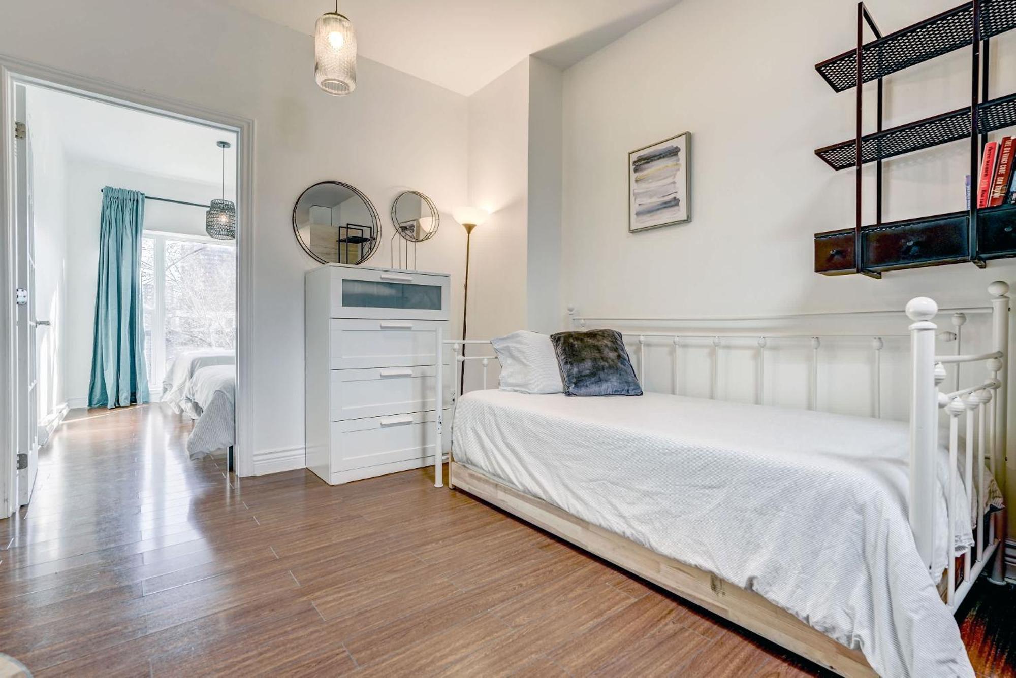 Spacious Group Haven Near Trendy St Laurent * Montreal