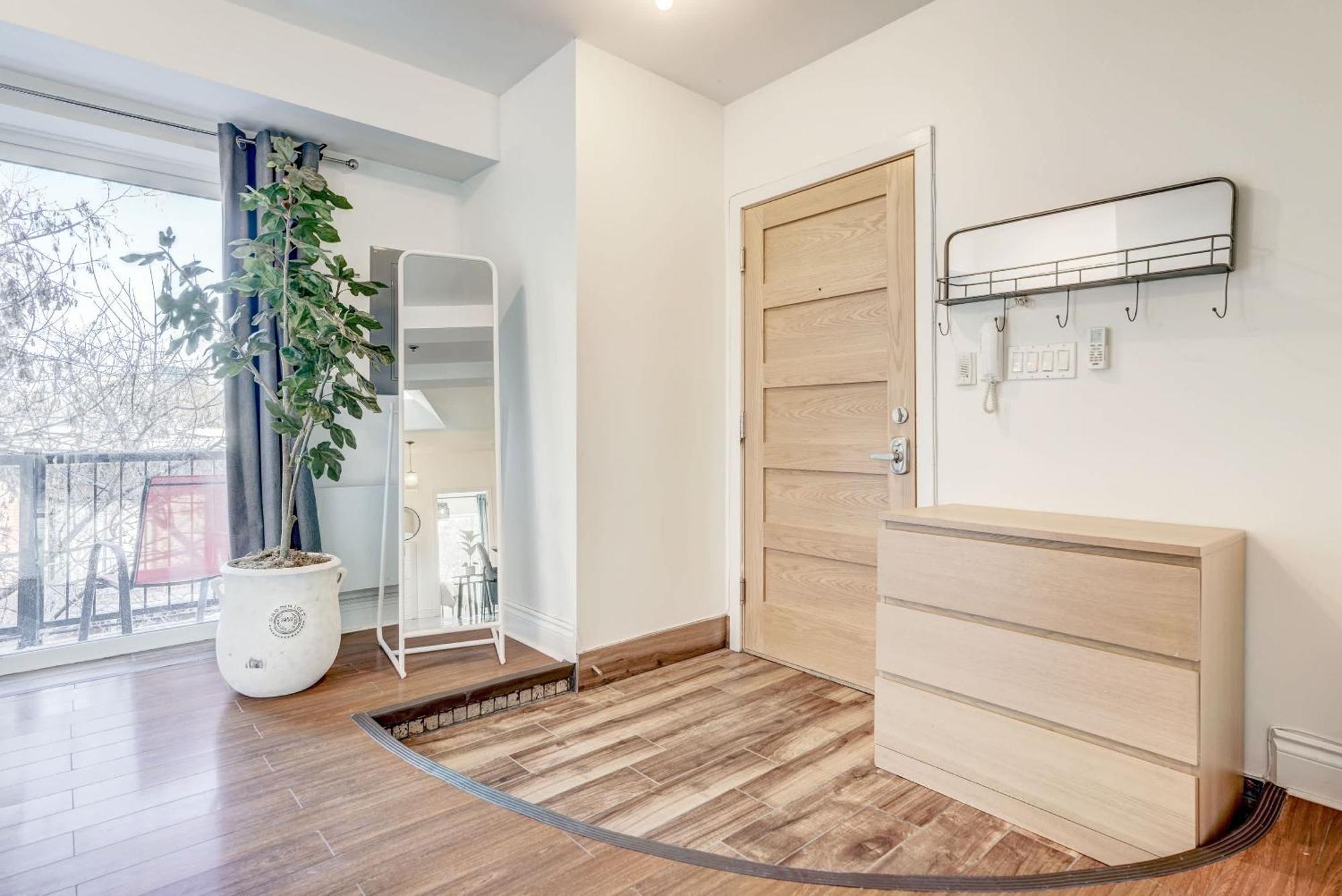 Spacious Group Haven Near Trendy St Laurent Montreal