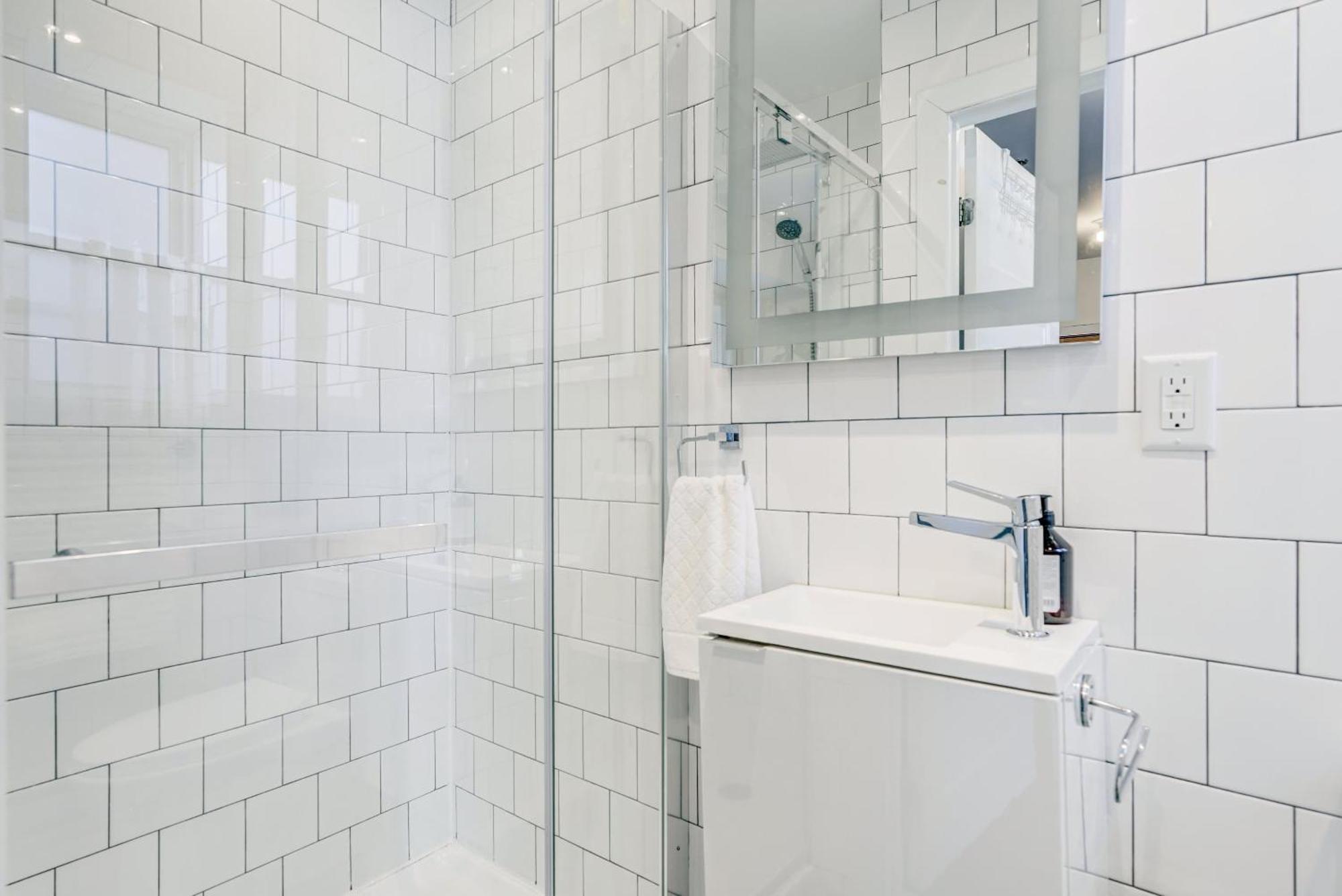 Spacious Group Haven Near Trendy St Laurent Apartment *