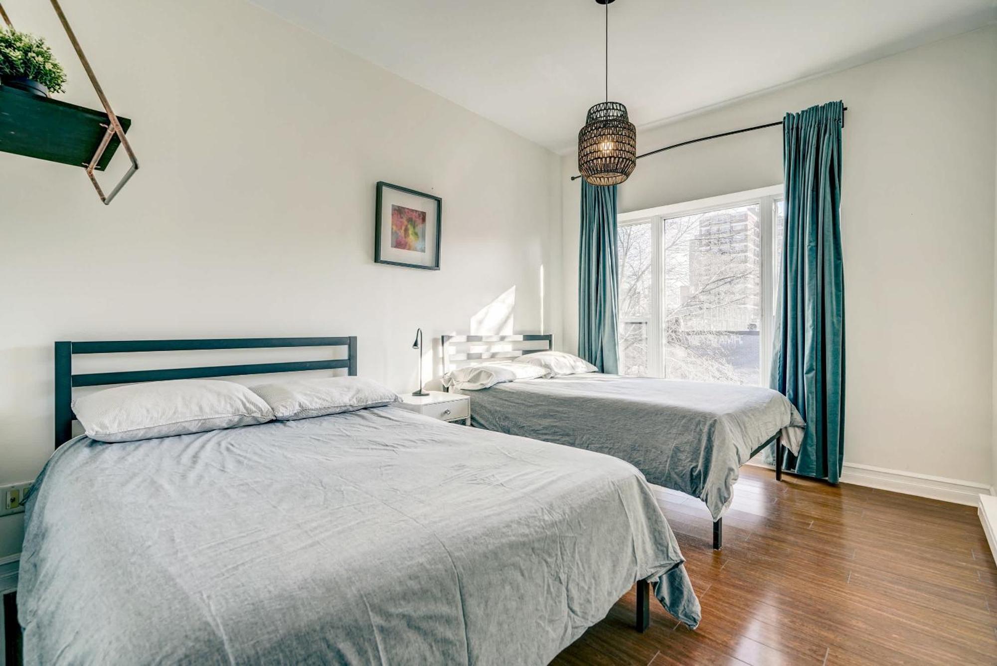 Spacious Group Haven Near Trendy St Laurent Apartment Montreal