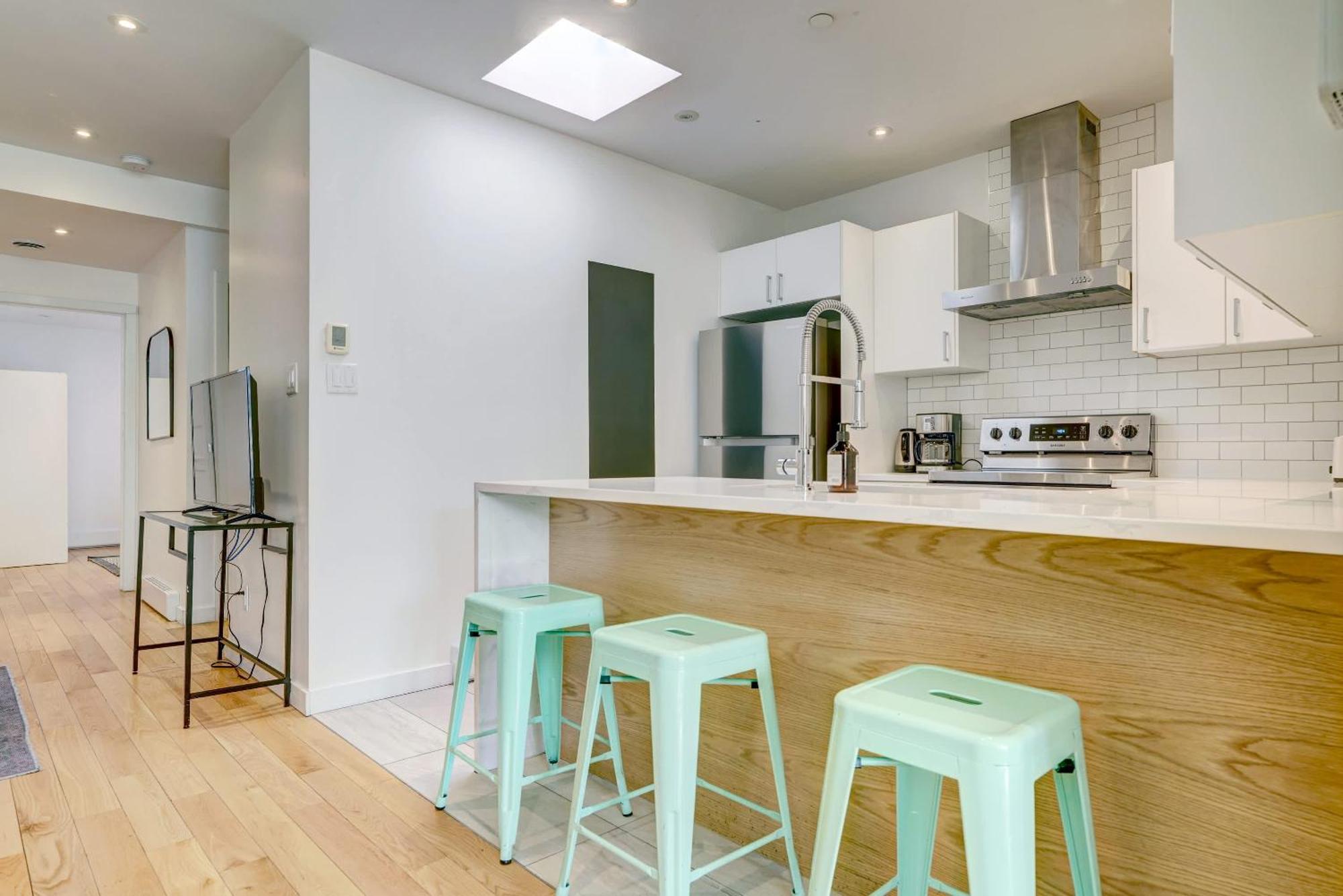 Apartment Spacious Group Haven Near Trendy St Laurent Montreal