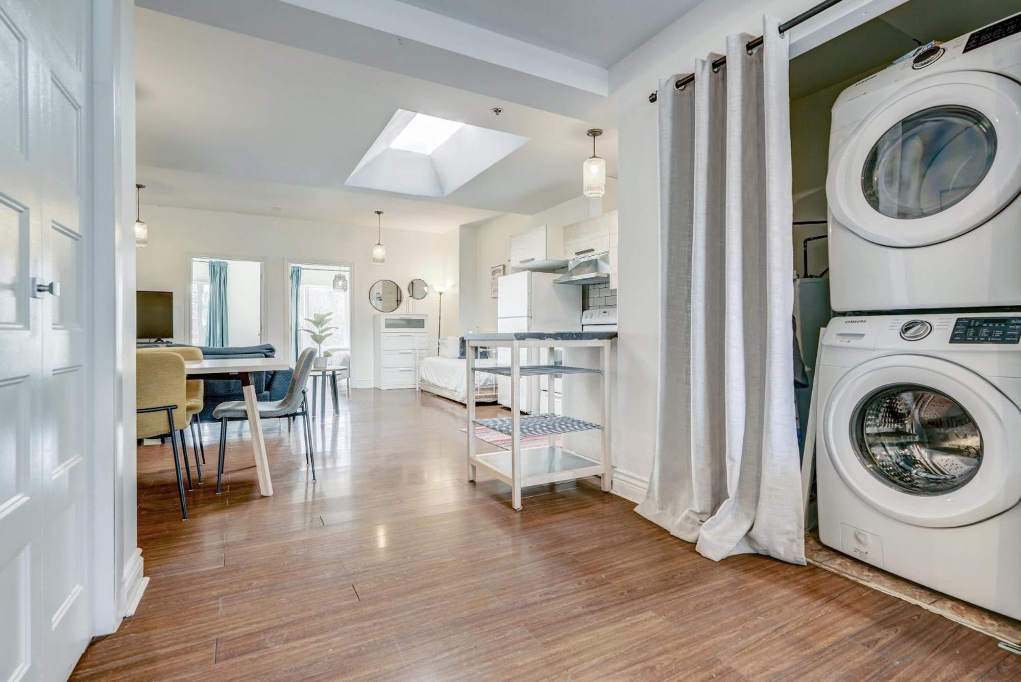 Spacious Group Haven Near Trendy St Laurent * Montreal