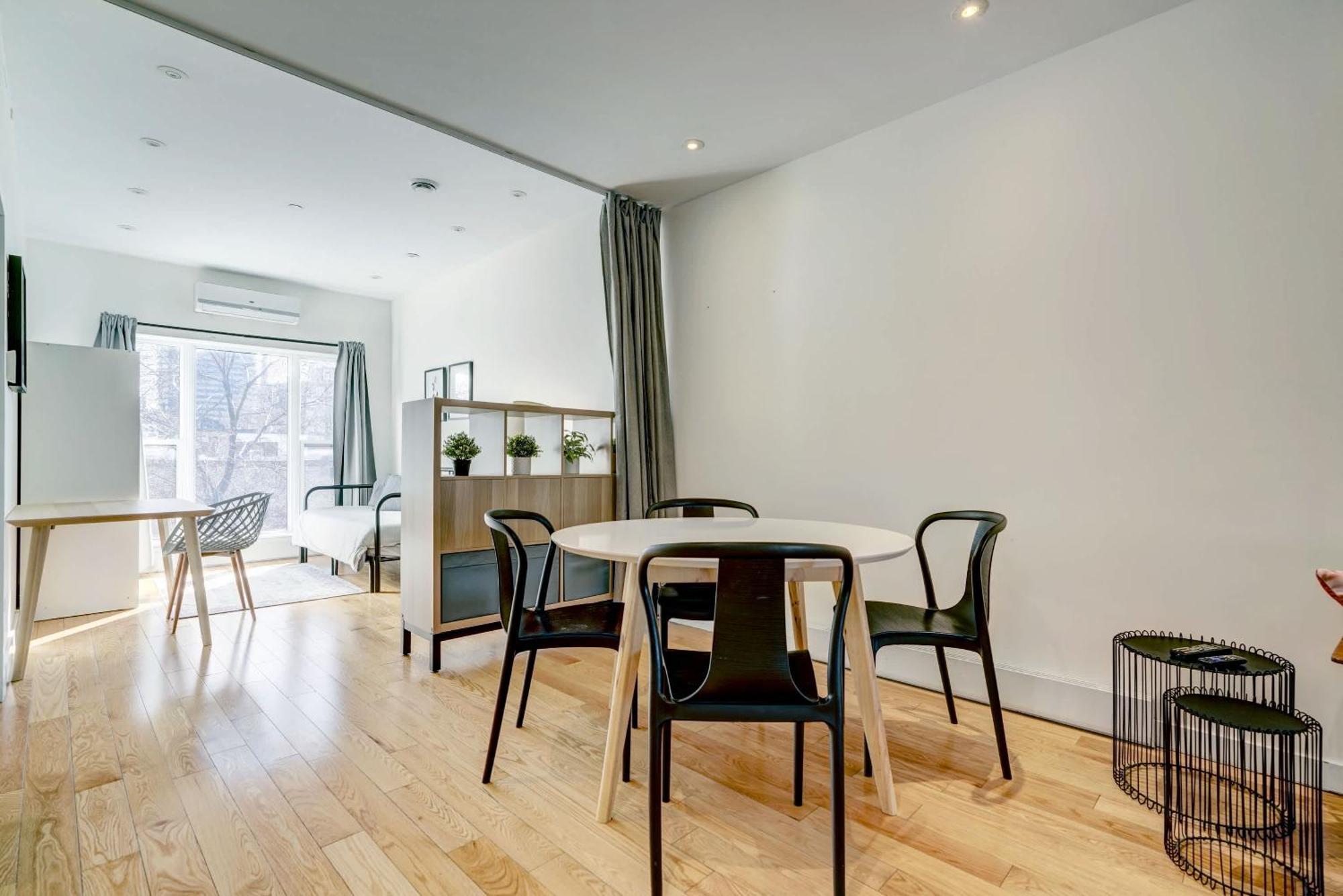 Spacious Group Haven Near Trendy St Laurent Apartment *
