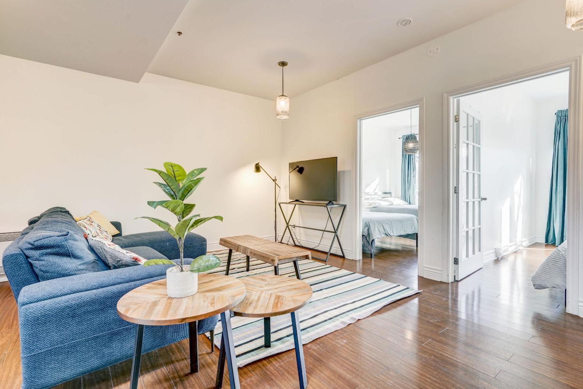 Spacious Group Haven Near Trendy St Laurent Apartment Montreal