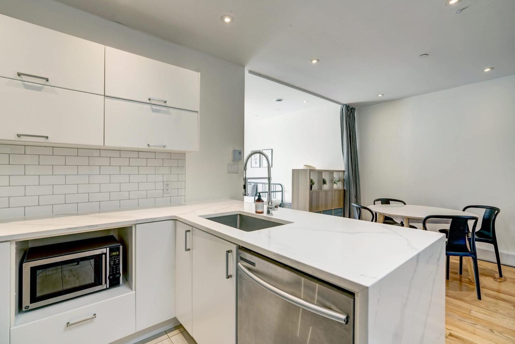 Spacious Group Haven Near Trendy St Laurent Montreal