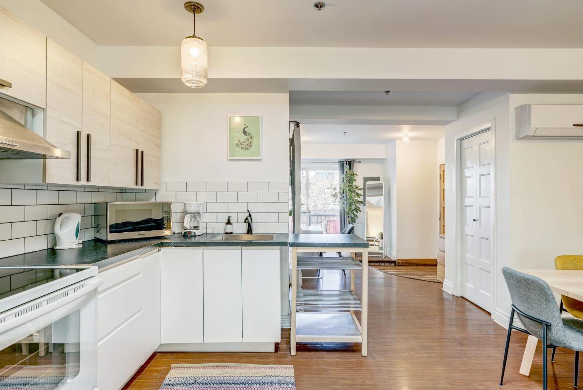 Spacious Group Haven Near Trendy St Laurent * Montreal