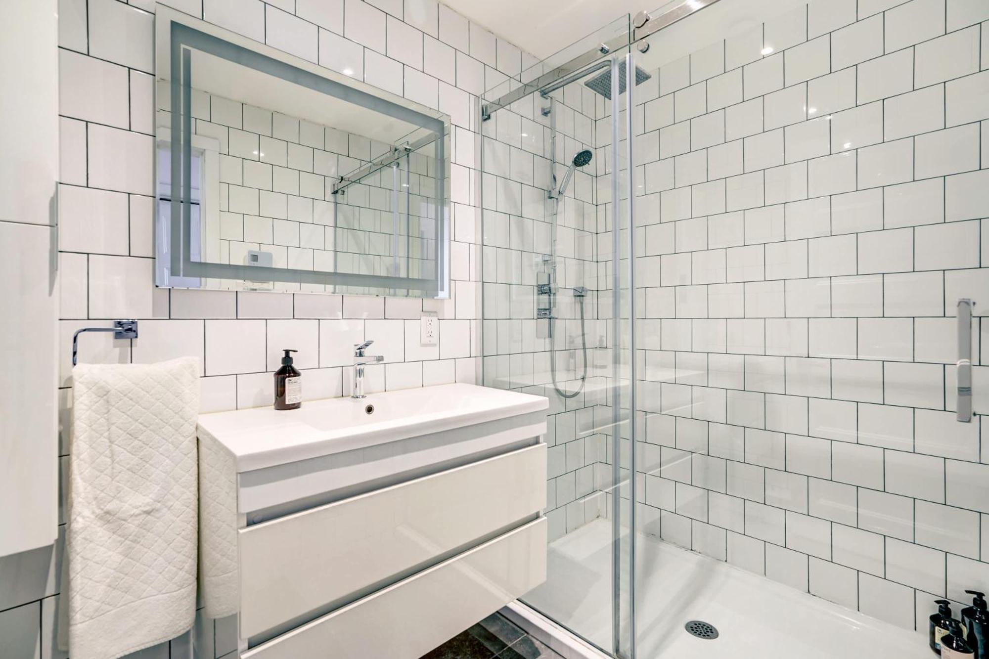 Spacious Group Haven Near Trendy St Laurent Apartment