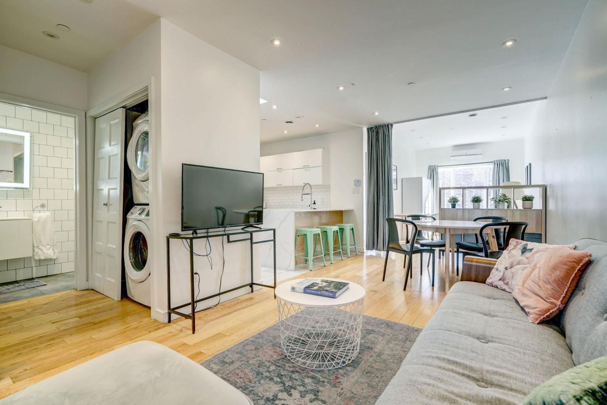 Spacious Group Haven Near Trendy St Laurent Apartment *