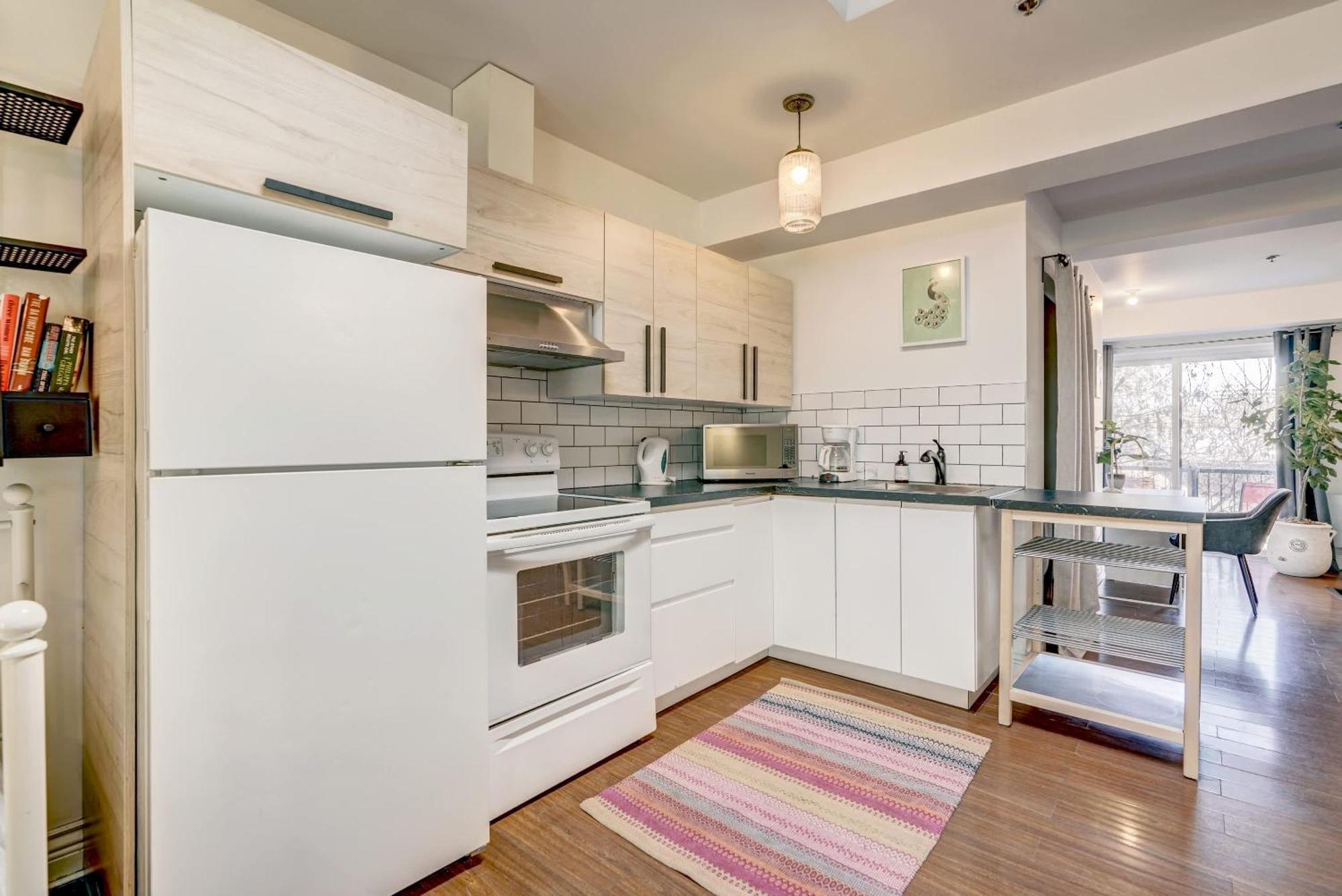 Spacious Group Haven Near Trendy St Laurent Apartment Montreal
