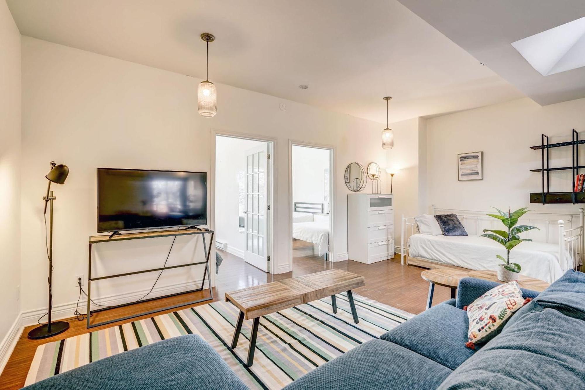 Spacious Group Haven Near Trendy St Laurent Apartment Montreal