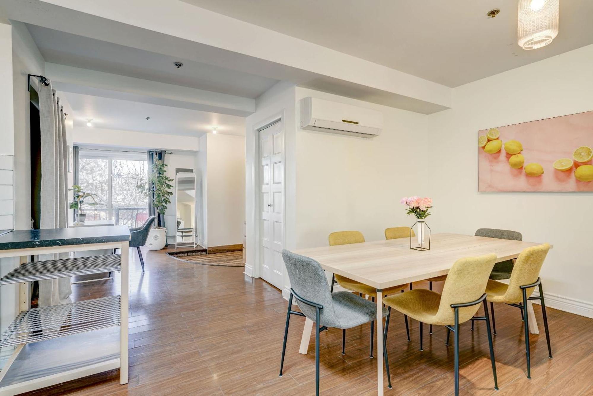 Spacious Group Haven Near Trendy St Laurent Montreal