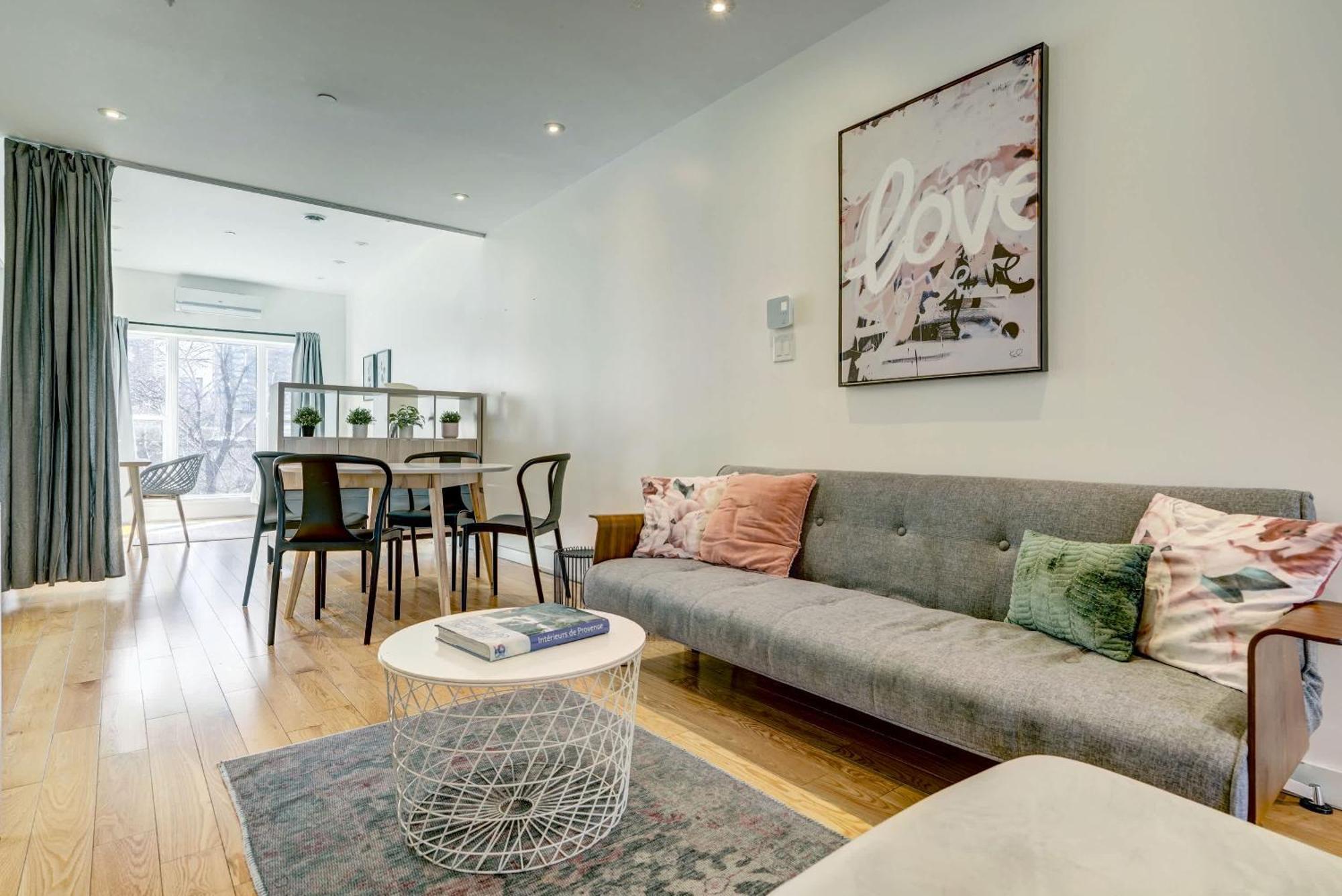 Spacious Group Haven Near Trendy St Laurent * Montreal