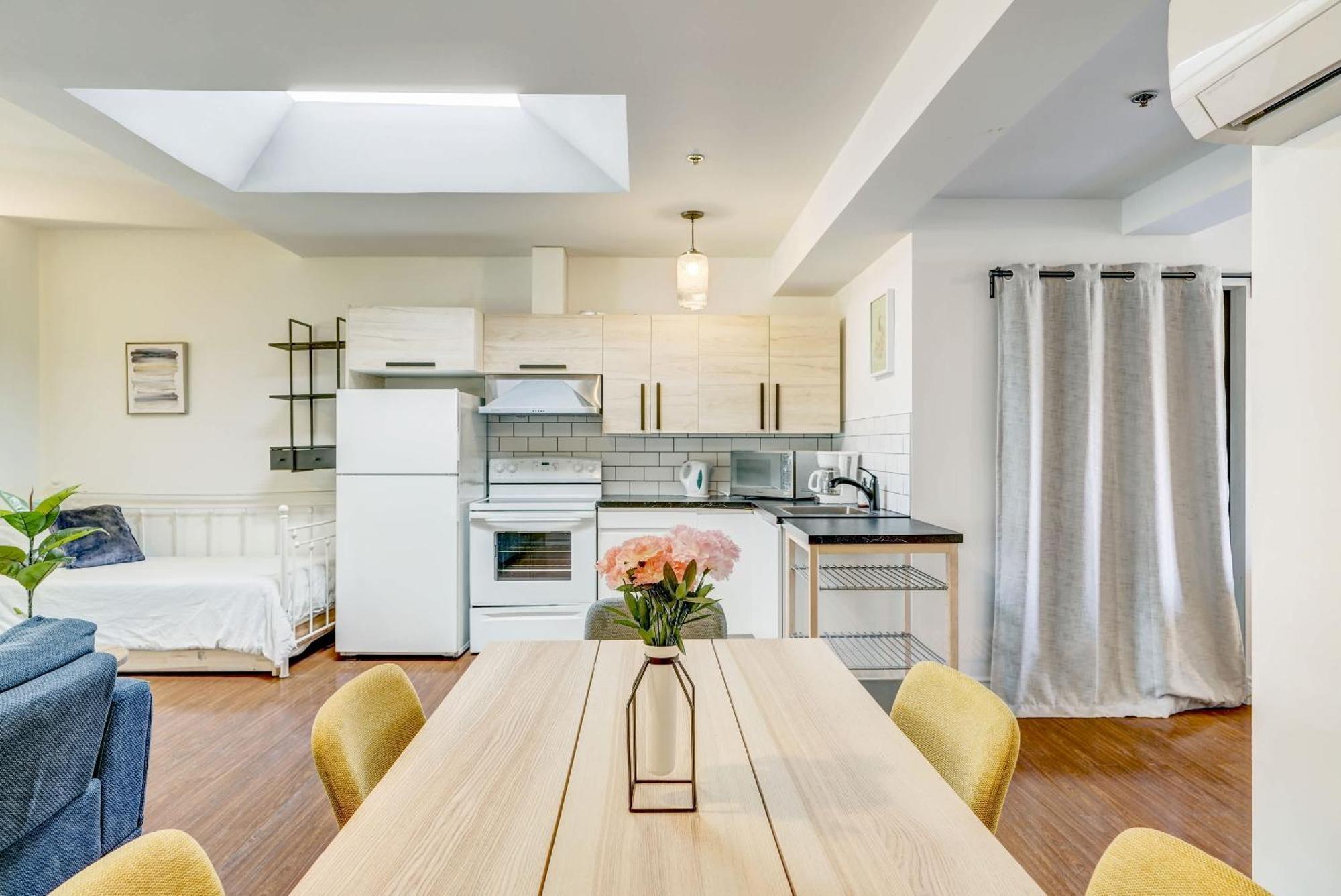 Apartment Spacious Group Haven Near Trendy St Laurent
