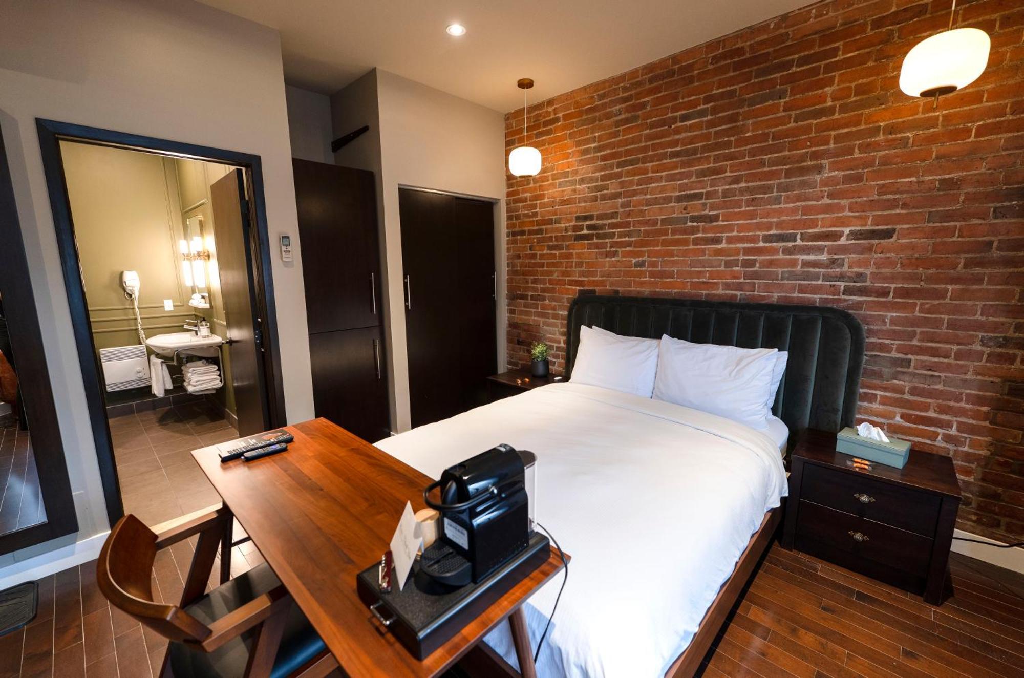 Self Check-in Boutique - Quartier Latin - 201 Montreal