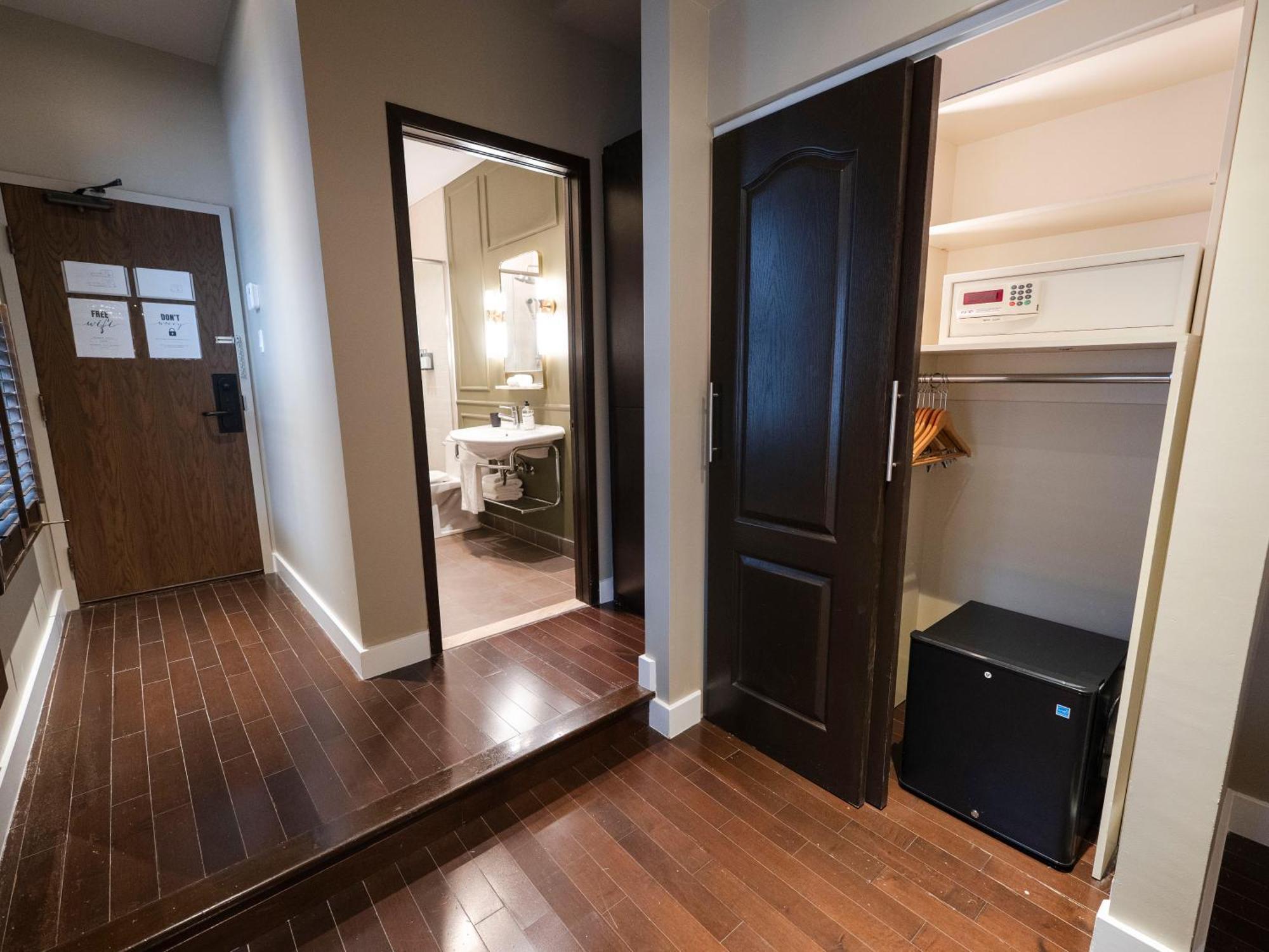 Self Check-in Boutique - Quartier Latin - 203 Montreal