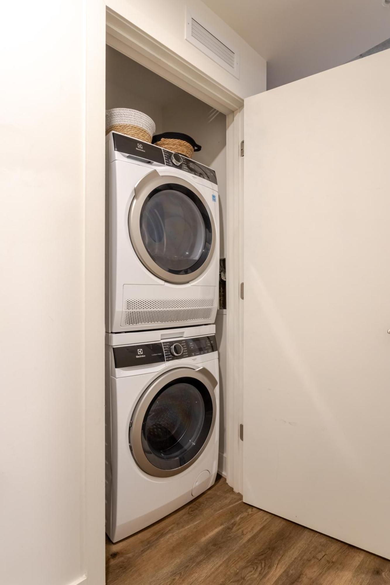 Cute 1bdr In Ste-catherine - Mtl Live Spot Zw0 Apartment Montreal