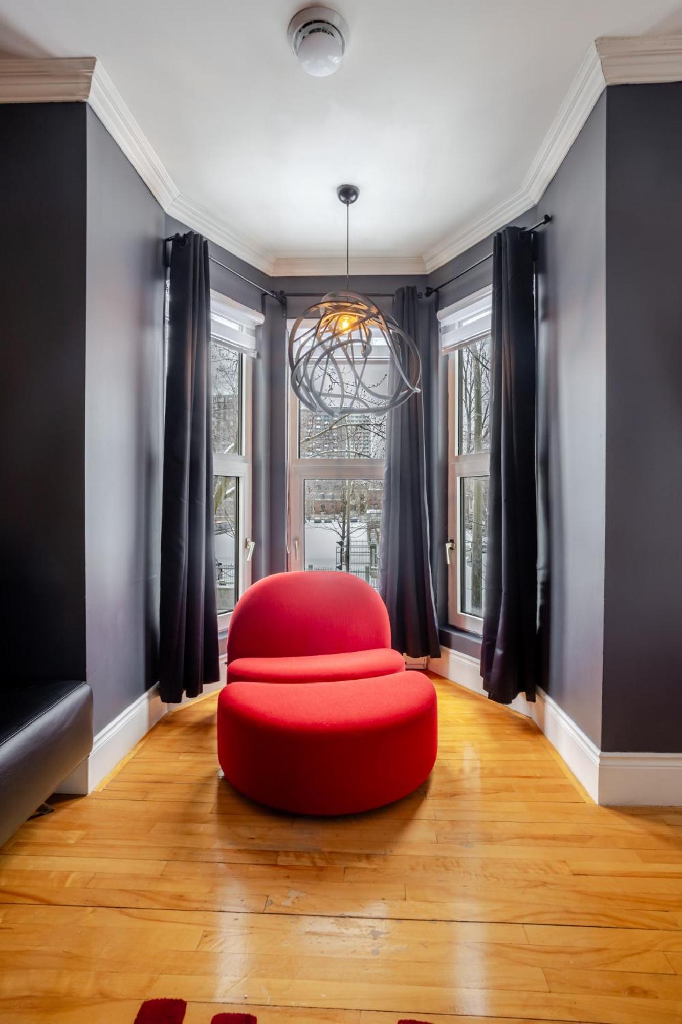 Downtown Retreat With Modern Comfort * Montreal