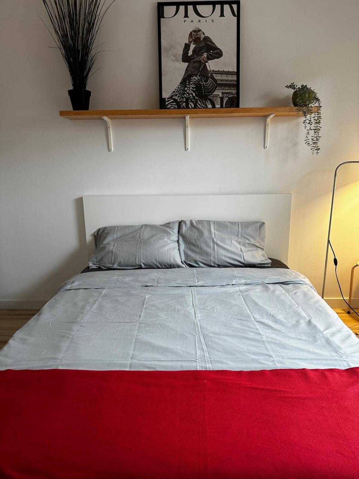 A Modern 2 Bedroom Unit For Rent *