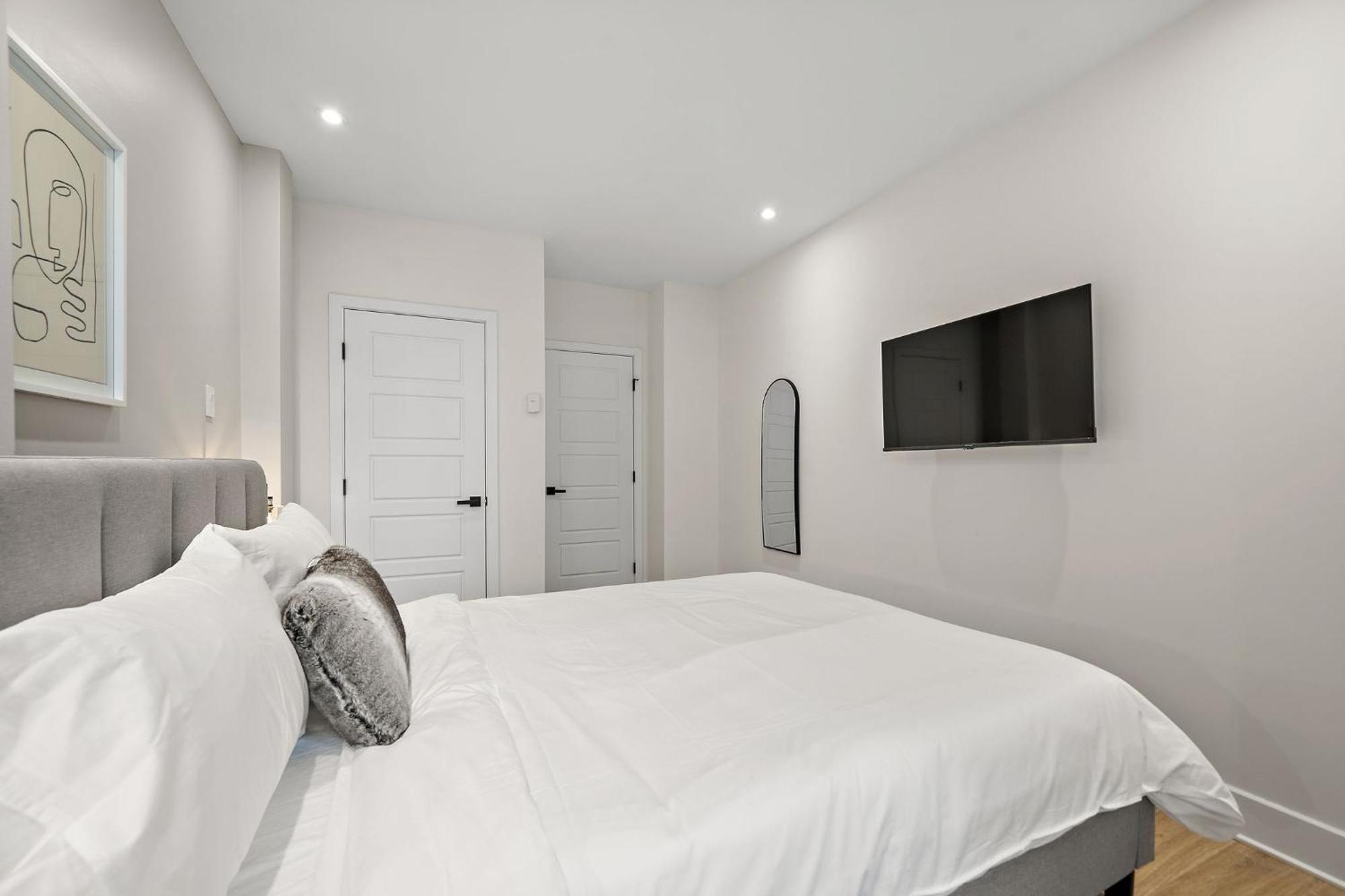 511 Place D'armes Luxury Apartment