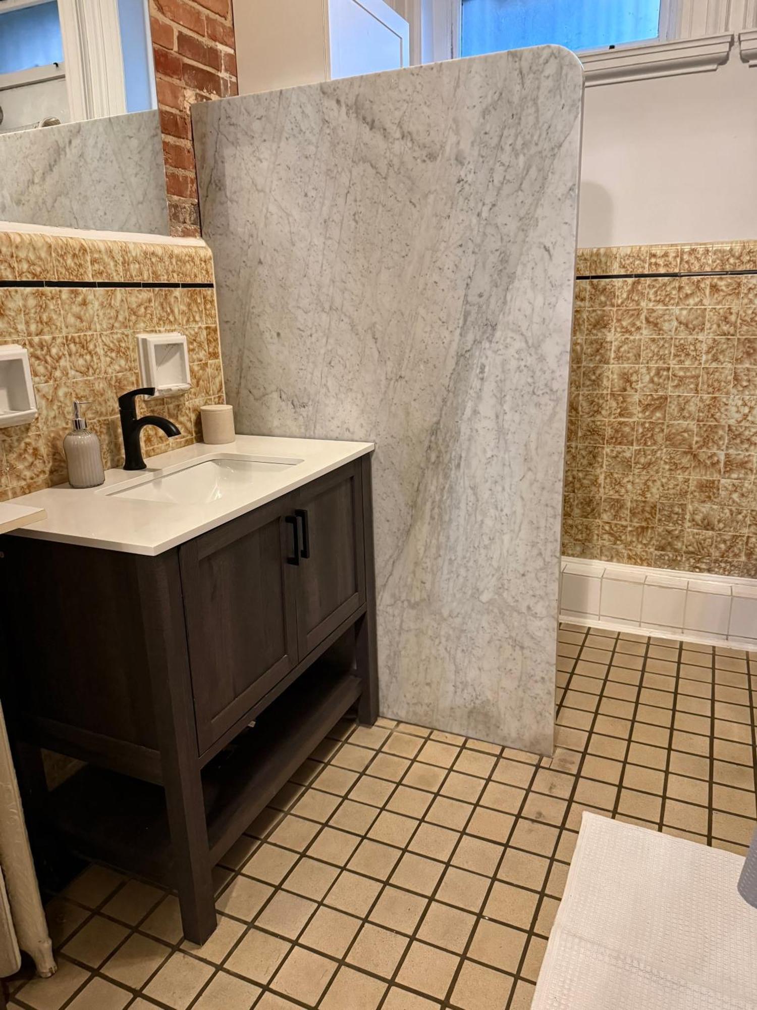 Authentic Spacious 1bdr In Downtown *