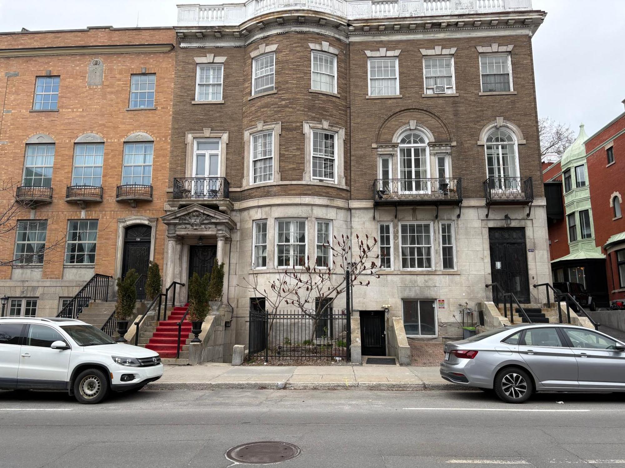Authentic Spacious 1bdr In Downtown Apartment