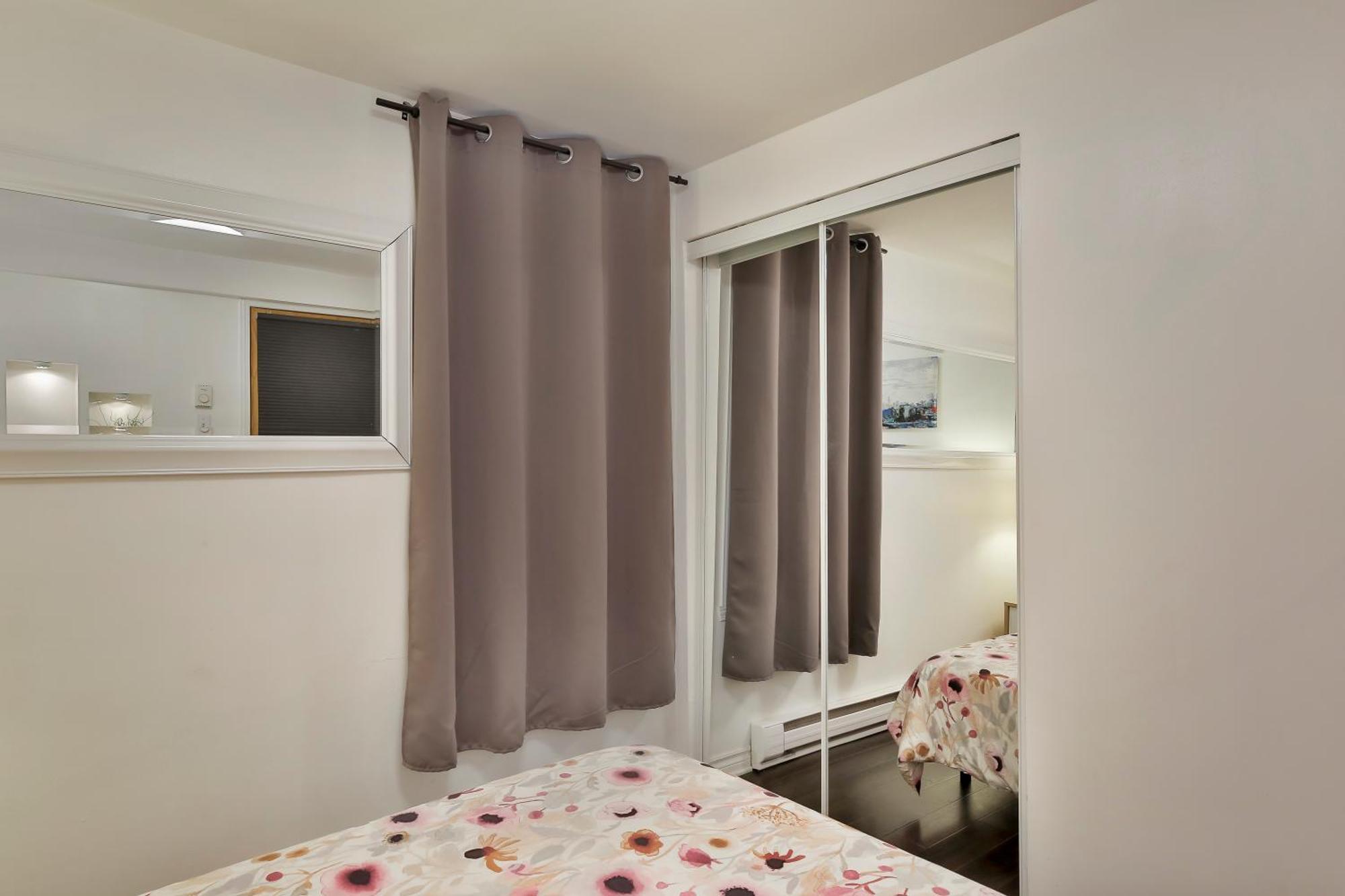 100 Meters To Metro - Montcalm Apartment Montreal