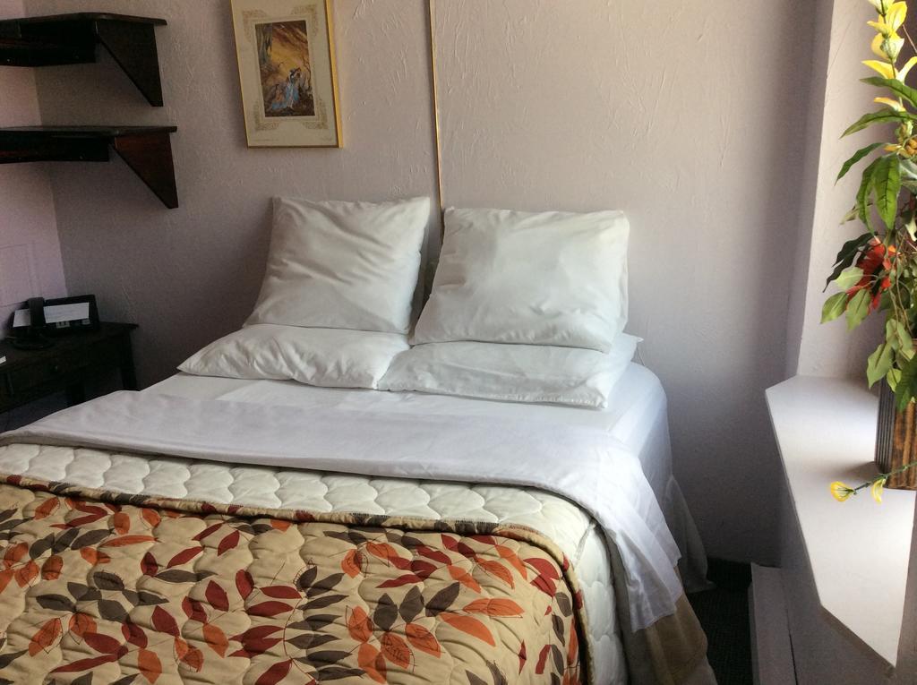Champ De Mars Hotel Montreal