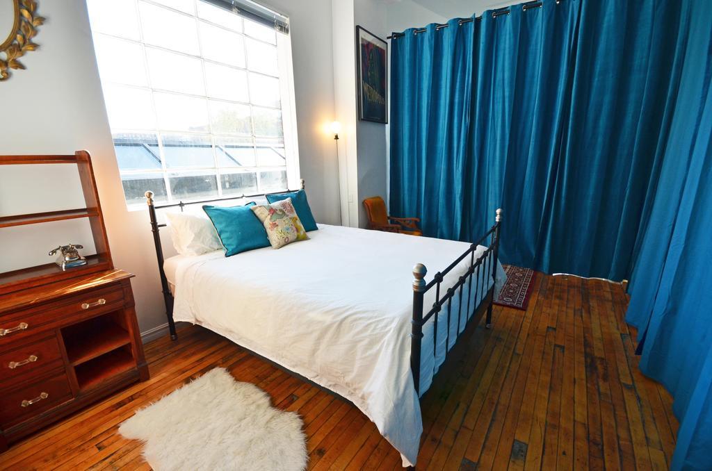 Likeahotel - Square Victoria 3* Montreal