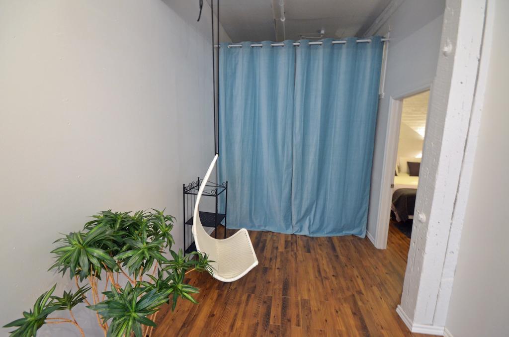 Likeahotel - Square Victoria 3* Montreal
