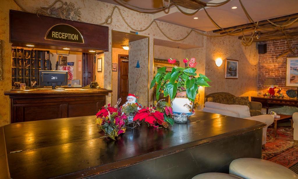 Hotel Champ De Mars Montreal