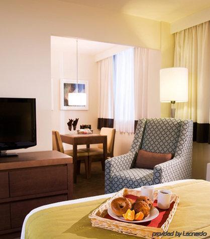 By Marriott Westmount Hotel Montreal