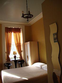 Hotel & Suites Place Des Arts 2*