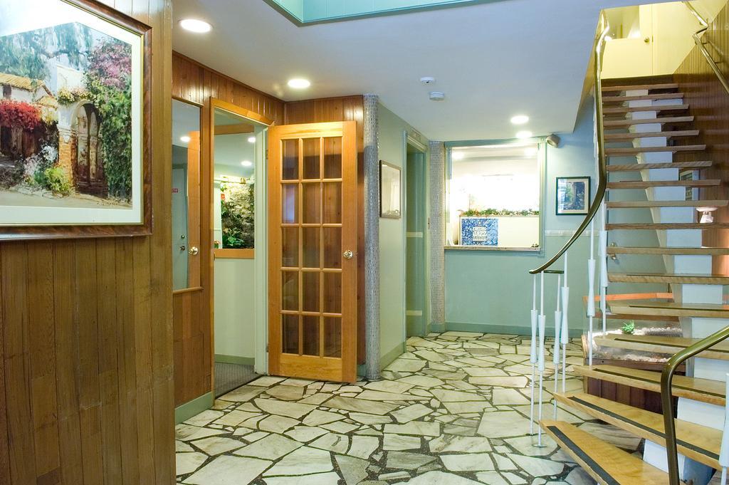 Hotel La Du Voyageur Montreal