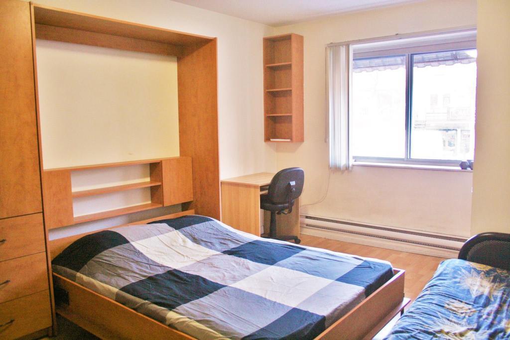 Bachelors On Saint-denis Apartment *