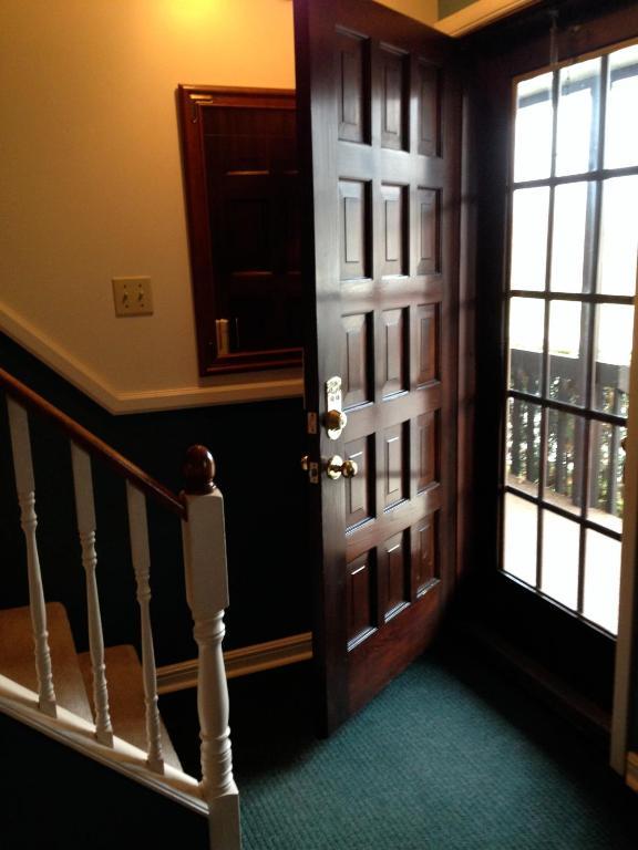 3 Bedrooms 3 Beds Near Metro -2 Parking Free Apartment *