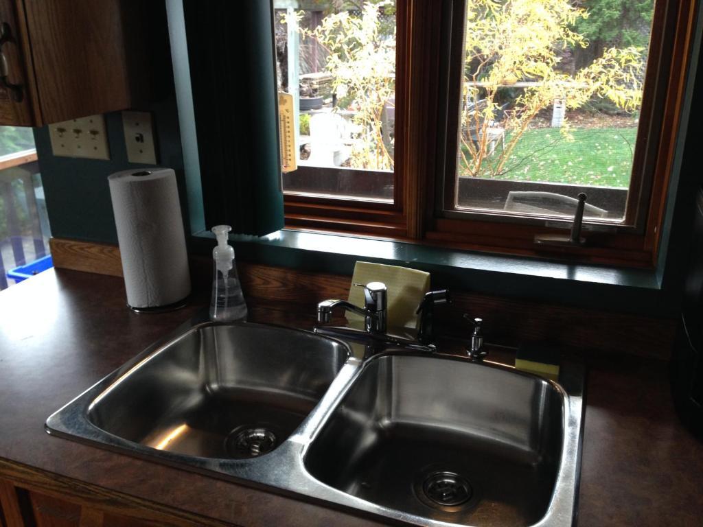 3 Bedrooms 3 Beds Near Metro -2 Parking Free * Montreal