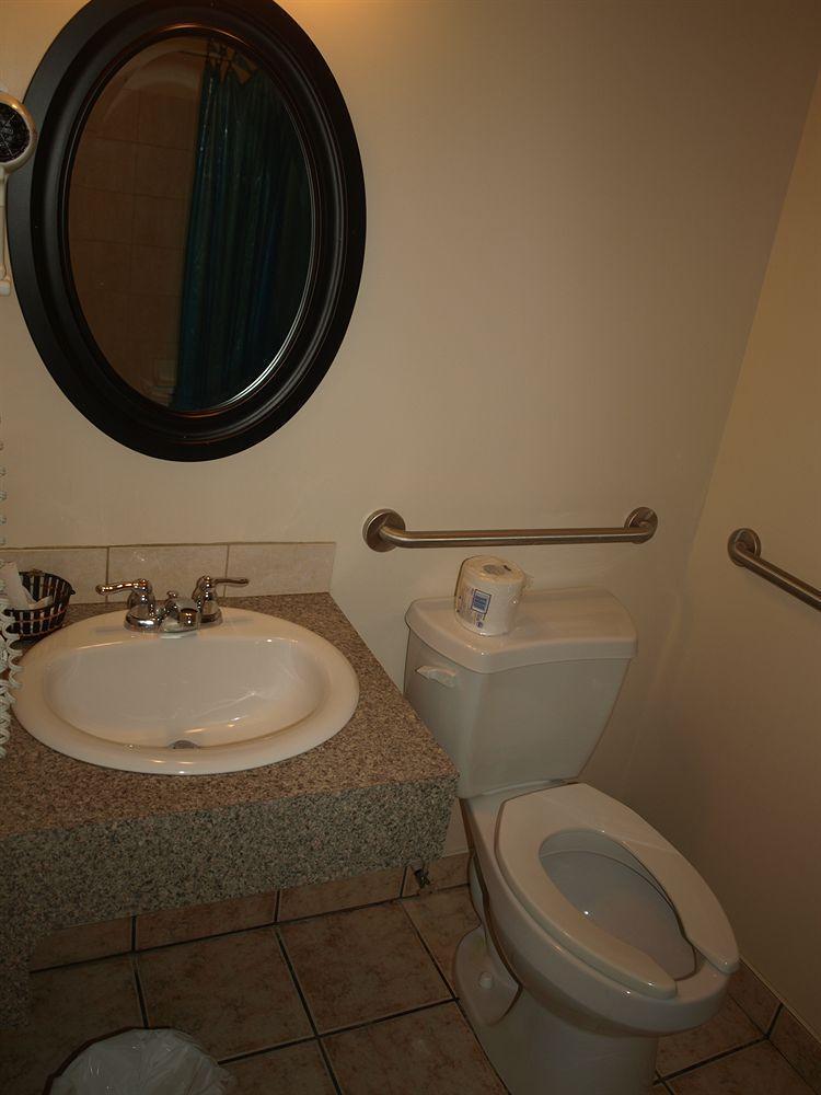 Econo Hotel 2*