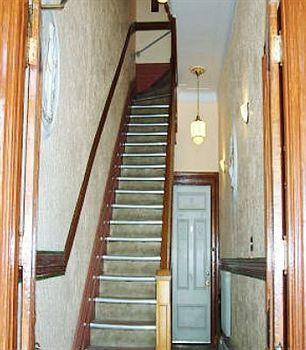Hotel & Suites Place Des Arts 2* Montreal