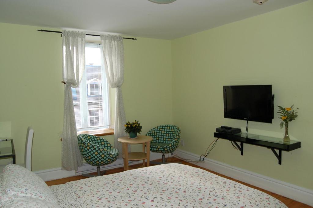 Le Chasseur Bed & Breakfast Bed & Breakfast Montreal