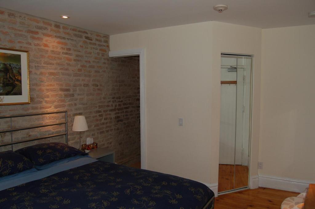 Bed & Breakfast Le Chasseur Bed & Breakfast Montreal