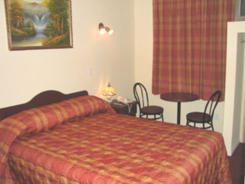 Econo Hotel Montreal
