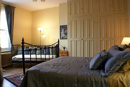 Gingerbread Manor 3* Montreal