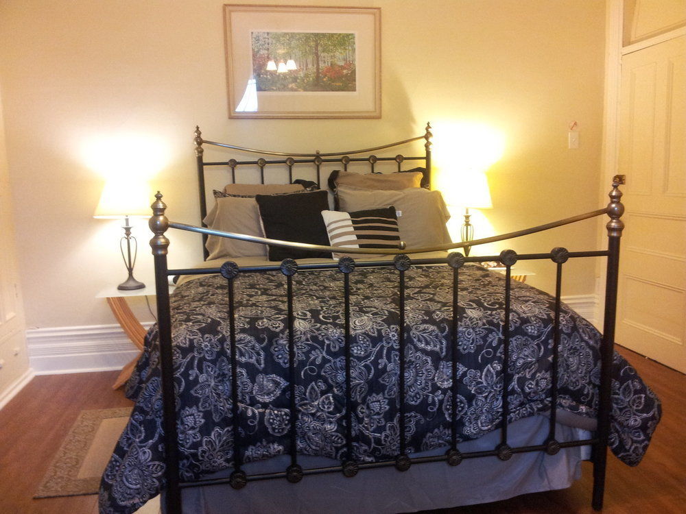 Bed & Breakfast Gingerbread Manor Montreal